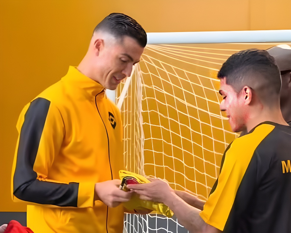 La Reacción de Cristiano Ronaldo al Recibir una Camiseta de la Selección Colombia. Video
